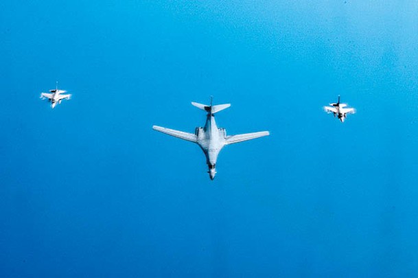 美國B1B超音速轟炸機（中）與F16C戰機（左及右）在紅海上空飛行。