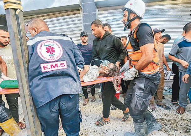 救援人員在加薩地帶南部地區，救出在以色列空襲受傷的民眾。
