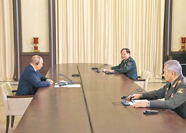 普京（左）會見張又俠（右上）；右下是俄羅斯國防部長紹伊古。