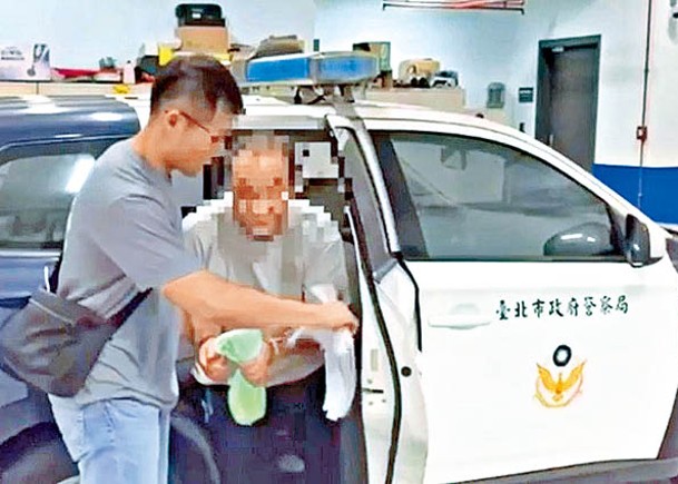 鄒姓香港男子（右）為詐騙集團擔任車手。