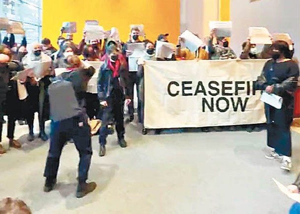示威者進入《紐時》總部並高呼口號。