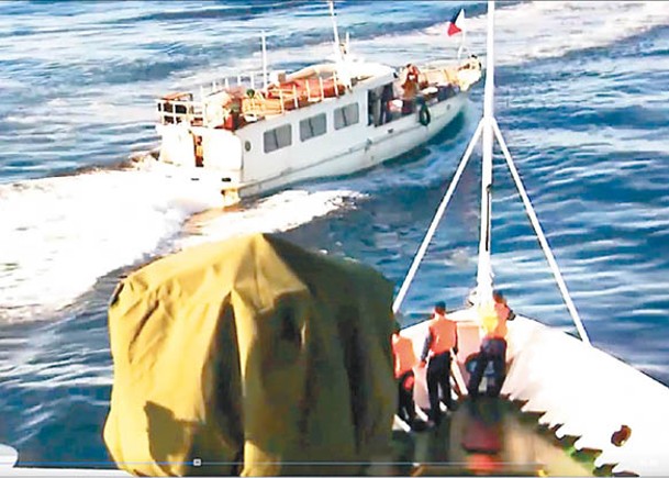 中方指一艘菲國船隻（圖上）以不安全不專業方式執意衝闖中方海警船（圖下）。