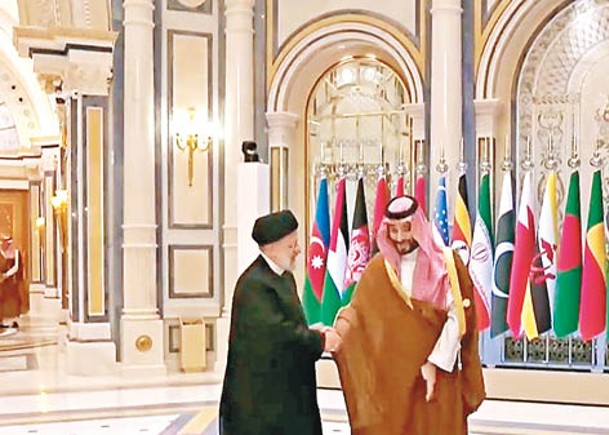 萊希（左）與沙特王儲穆罕默德‧薩勒曼（右）握手。