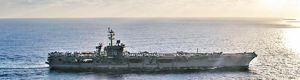 美國航空母艦卡爾文森號在菲律賓海參與演習。