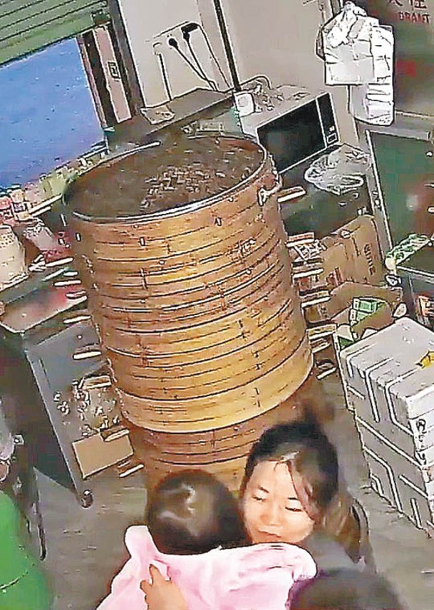 楊曉娟（右）抱起女童（左）進入店內。