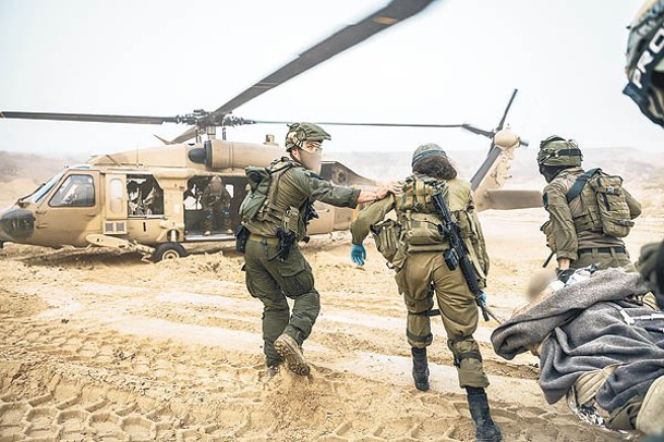 以色列國防軍直升機撤走在加薩地帶作戰受傷的士兵。