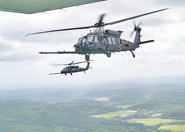 美國陸軍第160特種作戰航空團操作MH60直升機。