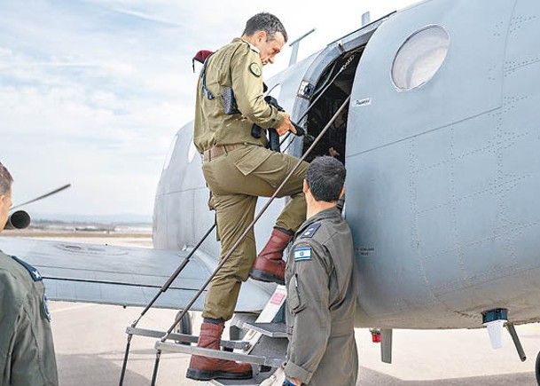哈列維登上軍機從空中視察加薩地帶地面戰況。