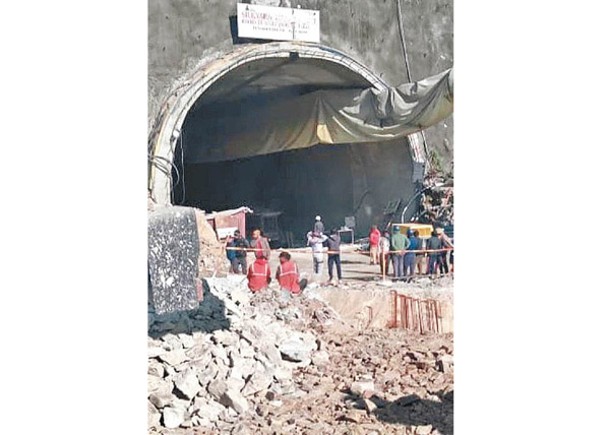印度隧道坍塌  40建築工受困