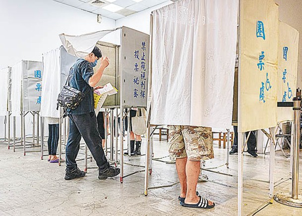 台灣明年舉行總統選舉；圖為選民在票站投票。（Getty Images圖片）