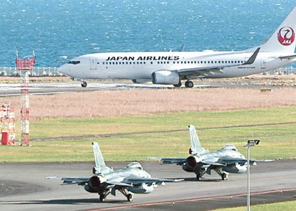 日本航空自衞隊F2戰機準備從大分機場起飛。
