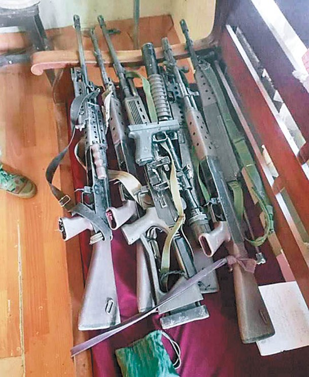欽民族陣線展示繳獲的槍械。