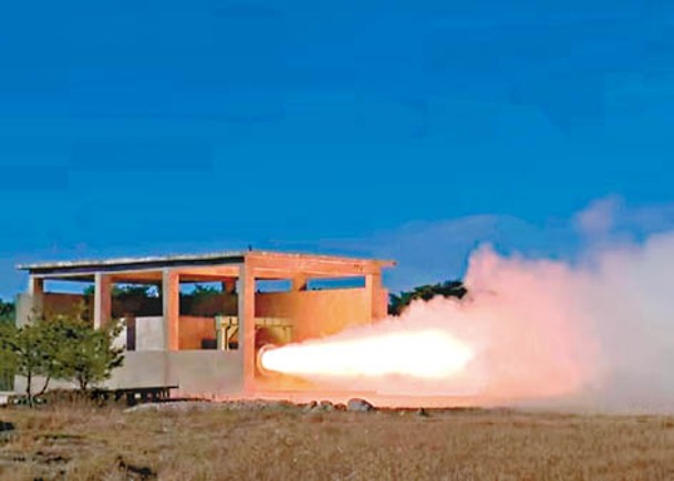 北韓新型中程彈道導彈的固體燃料發動機地上點火試驗成功。