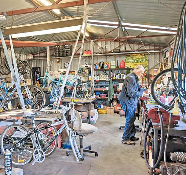 摩爾家中後院設有維修單車的工棚。