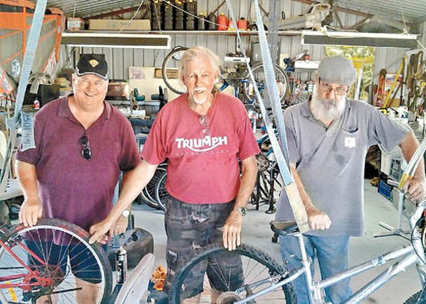澳洲退休漢  組團修單車援貧困  5年捐1800架助出行