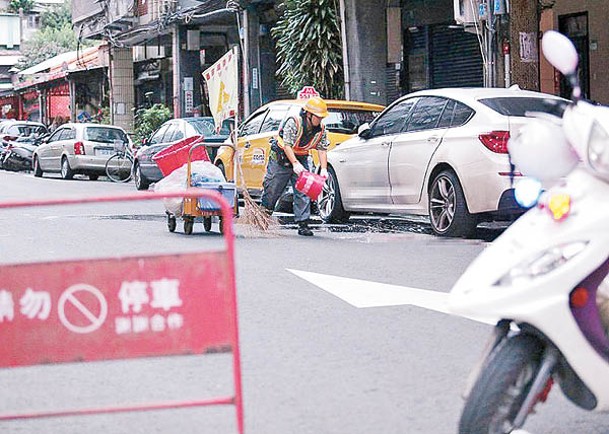 警方採證完畢後，清潔工人清洗現場。（中時電子報圖片）