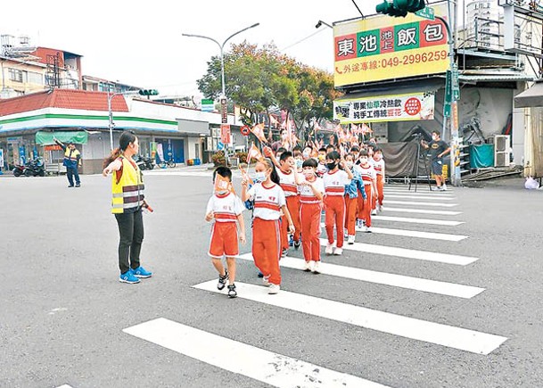 南投倣效日美  學童舉旗過馬路