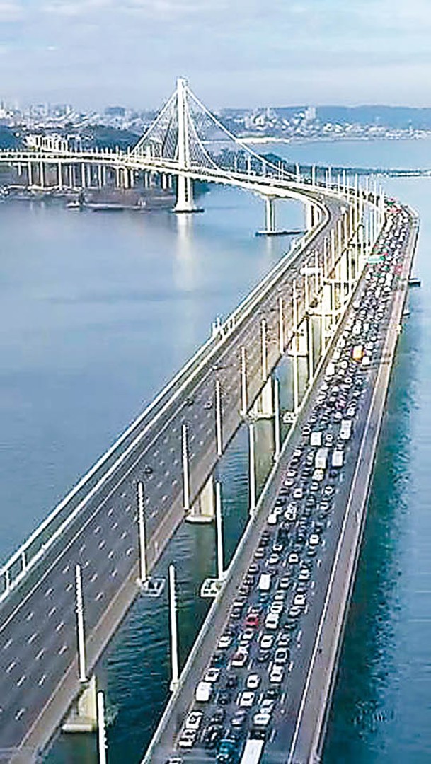 示威者堵路，海灣大橋交通一度嚴重受阻。