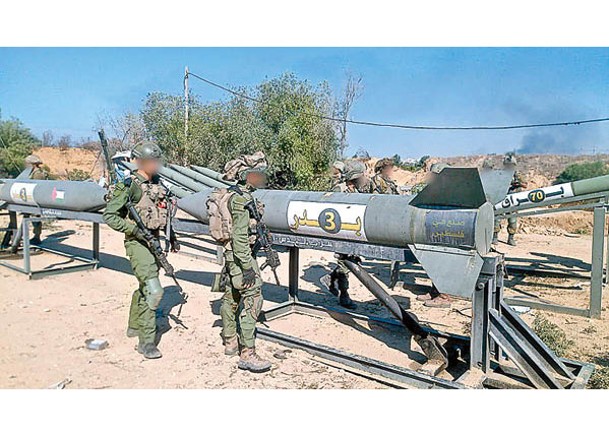 以色列士兵在加薩地帶發現武裝分子的火箭。
