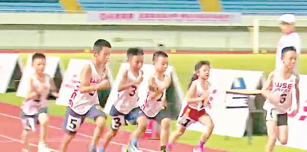 李梓墨（紅褲者）與男孩同場競技。