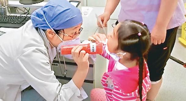 內地呼吸道疾病頻發，醫生為孩子檢查身體。