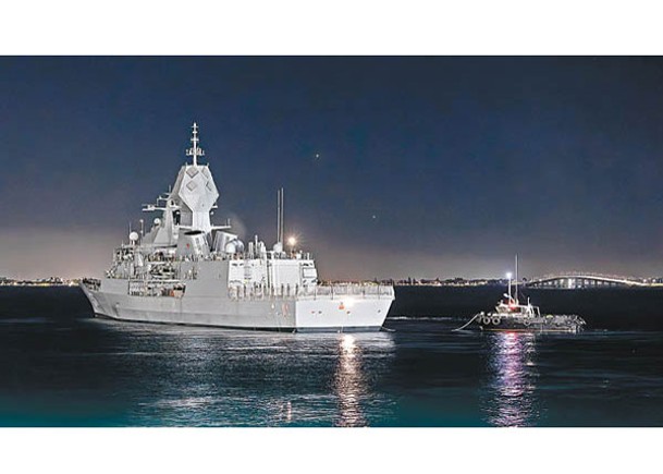 澳洲護衞艦圖文巴號在日本專屬經濟區海域執行任務。