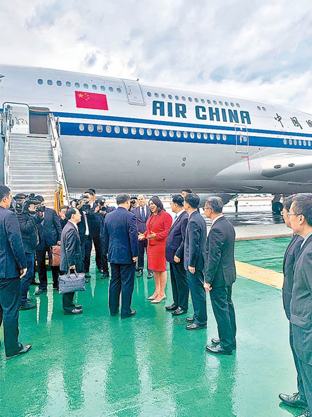 習近平（前左二）準備登機返回北京。