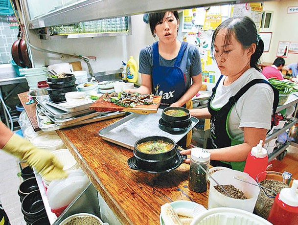 南韓仍然有食用狗肉文化；圖為首爾一間餐廳供應狗肉湯。（Getty Images圖片）