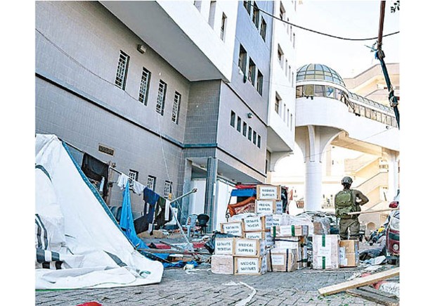 以色列士兵向加薩的希法醫院提供醫療物資。