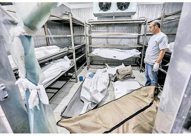 汗尤尼斯醫院存放大批遇難平民的遺體。（Getty Images圖片）