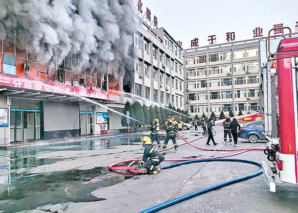 辦公樓起火，多人命喪火場。