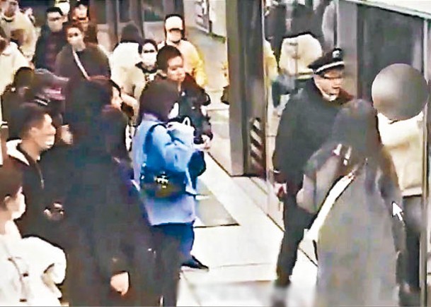 糾紛堵門  北京地鐵乘客被拘
