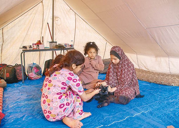 難民在汗尤尼斯逃避戰火。