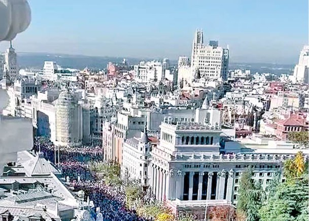 馬德里街頭擠滿示威者。