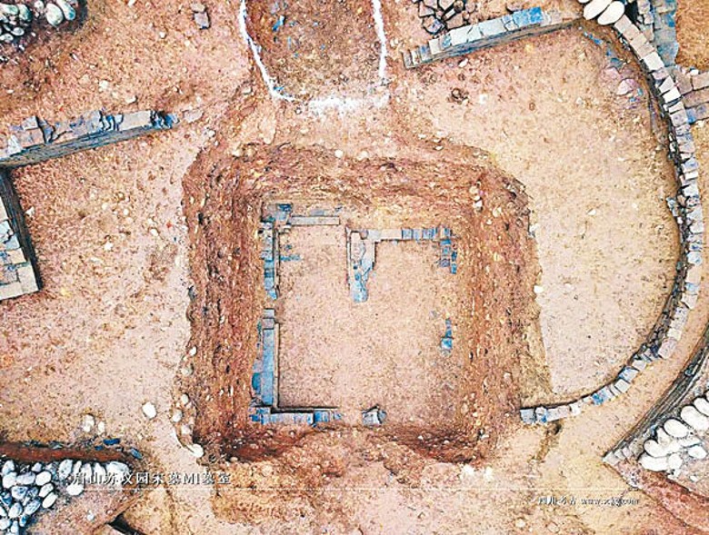 考古發掘現場，展示完整的墓園結構。