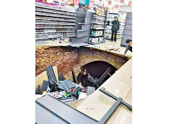 河南省濟源市一間超市的地面突然塌陷，形成逾一米深的大洞。