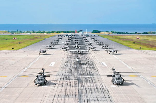 美國空軍及海軍的飛機在嘉手納空軍基地跑道集結。