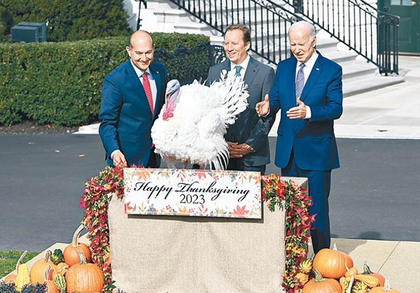 拜登（右）在白宮赦免感恩節火雞。（中新社圖片）