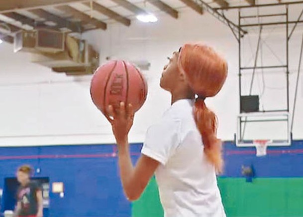 獨臂女逐夢參賽大學籃球