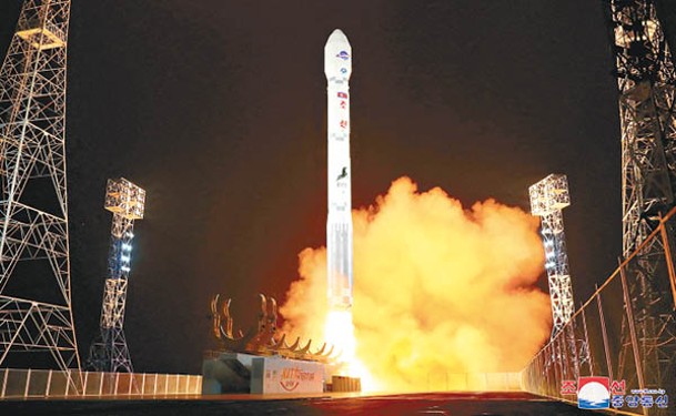北韓成功發射新型運載火箭把軍事偵察衞星送入預定軌道。