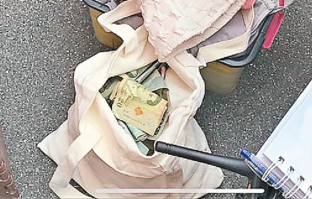 曼谷警方從中國乞丐搜出泰銖現金。