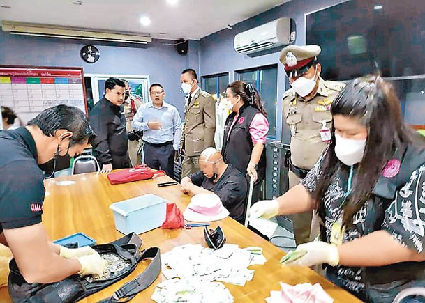 曼谷警方把中國乞丐帶走調查。