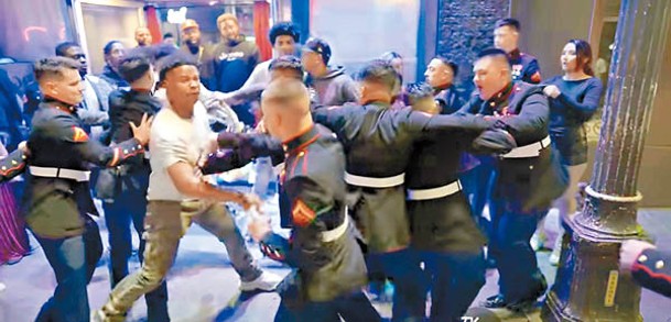 多名海軍陸戰隊員在街頭與平民打鬥。