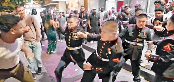 海軍陸戰隊員在街頭群體向平民揮拳。