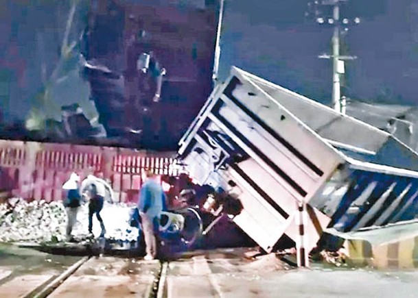 運石料途中與火車相撞  河南貨車司機身亡