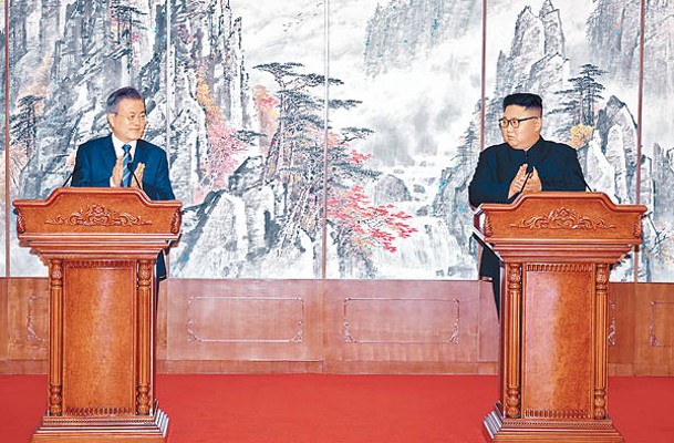 2018年文在寅（左）訪問北韓與金正恩（右）簽署《平壤共同宣言》，附屬《九一九軍事協議》商定兩韓在海陸空全面停止敵對行為。