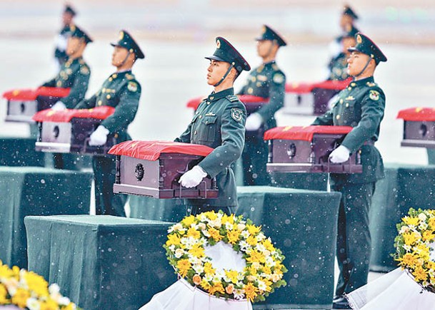 中方禮兵護送志願軍烈士的棺椁。（中新社圖片）