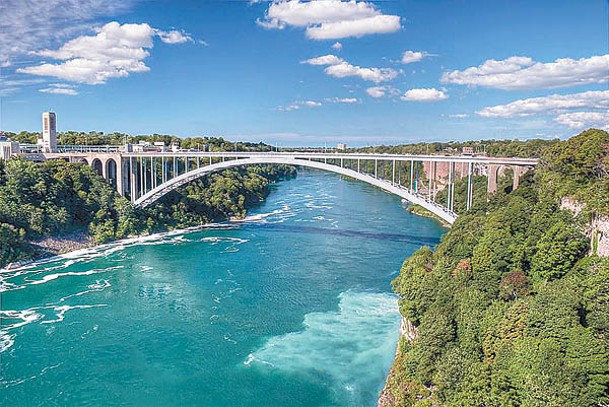 彩虹橋連接美國紐約州與加拿大安大略省。
