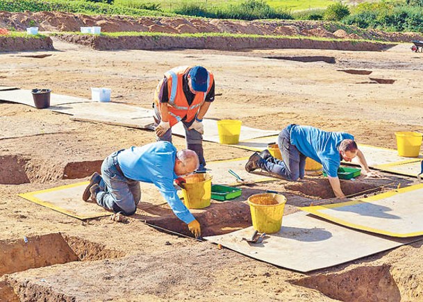 考古團隊在遺址展開挖掘工作。