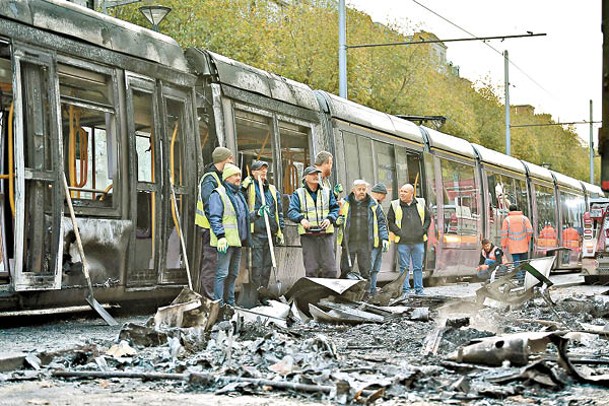 示威者放火燒毀一列電車。